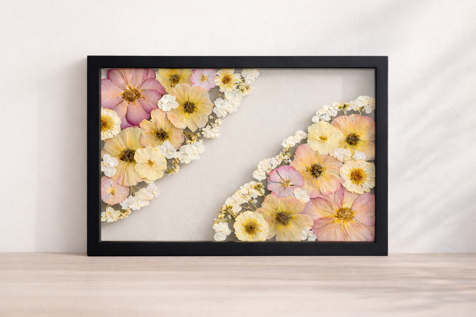 Préselt menyasszonyi csokor elegáns közepes falikép formában. A virágok diagonális elrendezésben ülnek a keretben. 