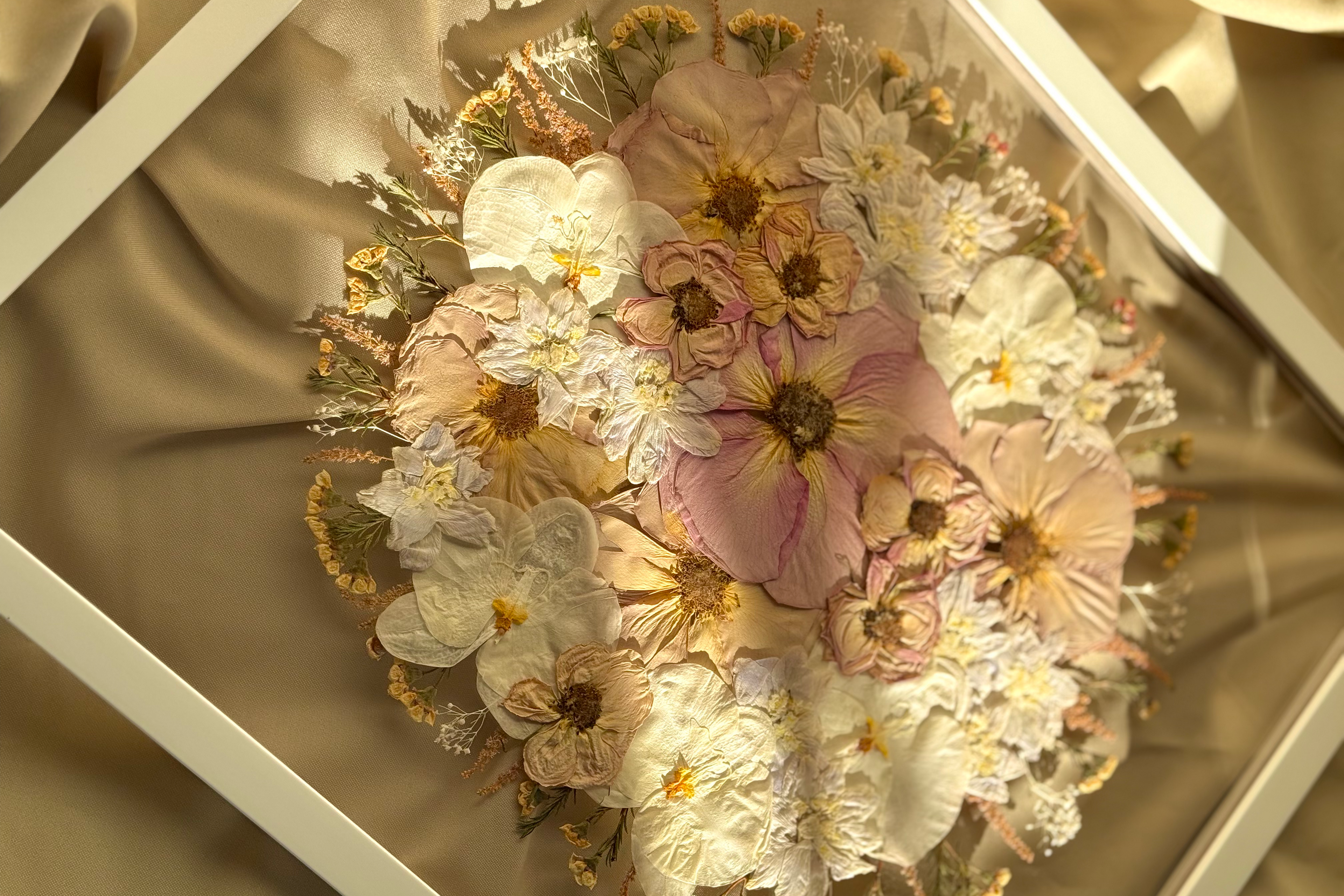 Teljes menyasszonyi csokor művészi kompozícióban, prémium keretezéssel. Préselt rózsa, szarkaláb, orchidea a képen. 