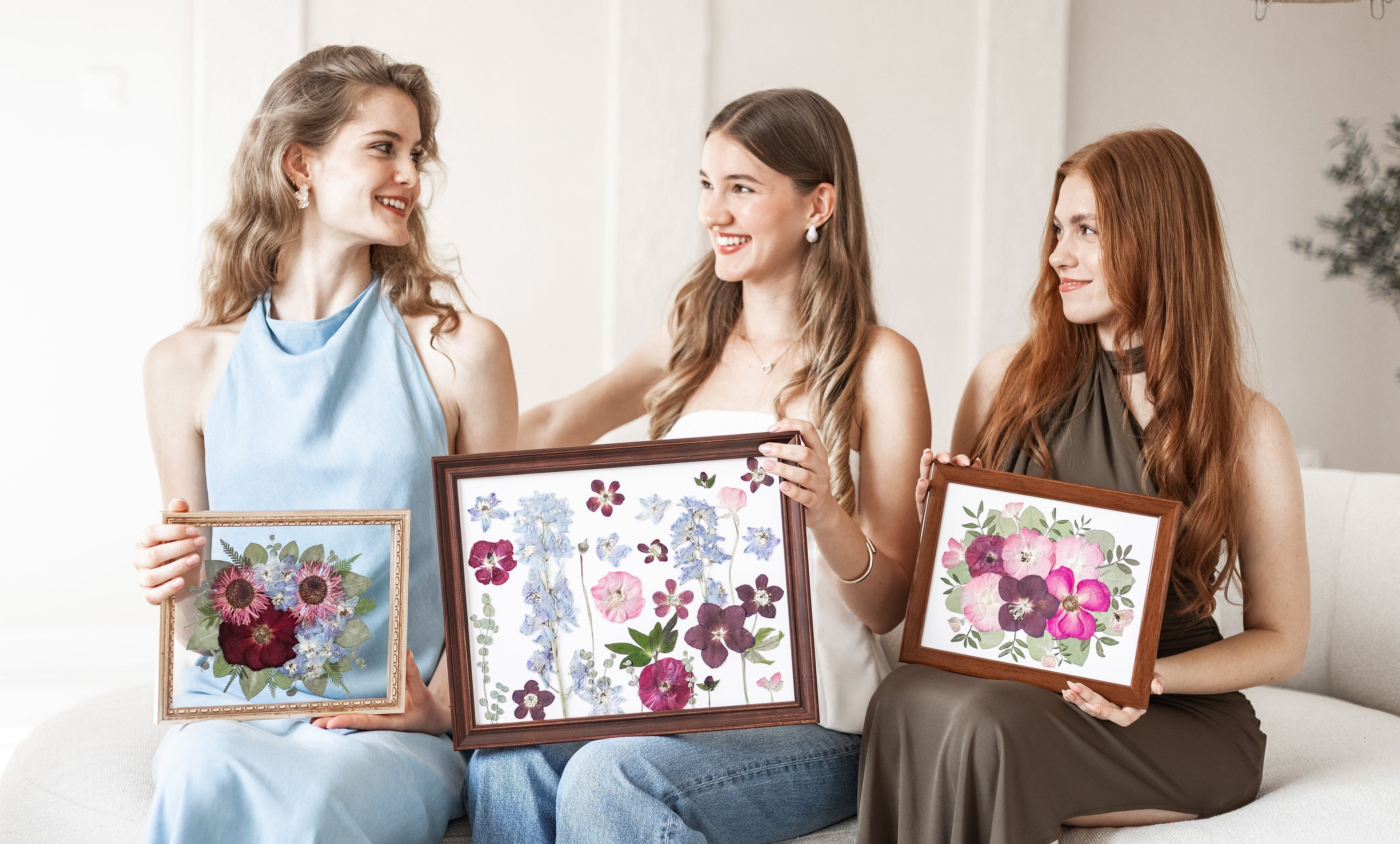 Fiatal nők együtt ülnek ölükben préselt virágos alkotások prémium fakeretben 