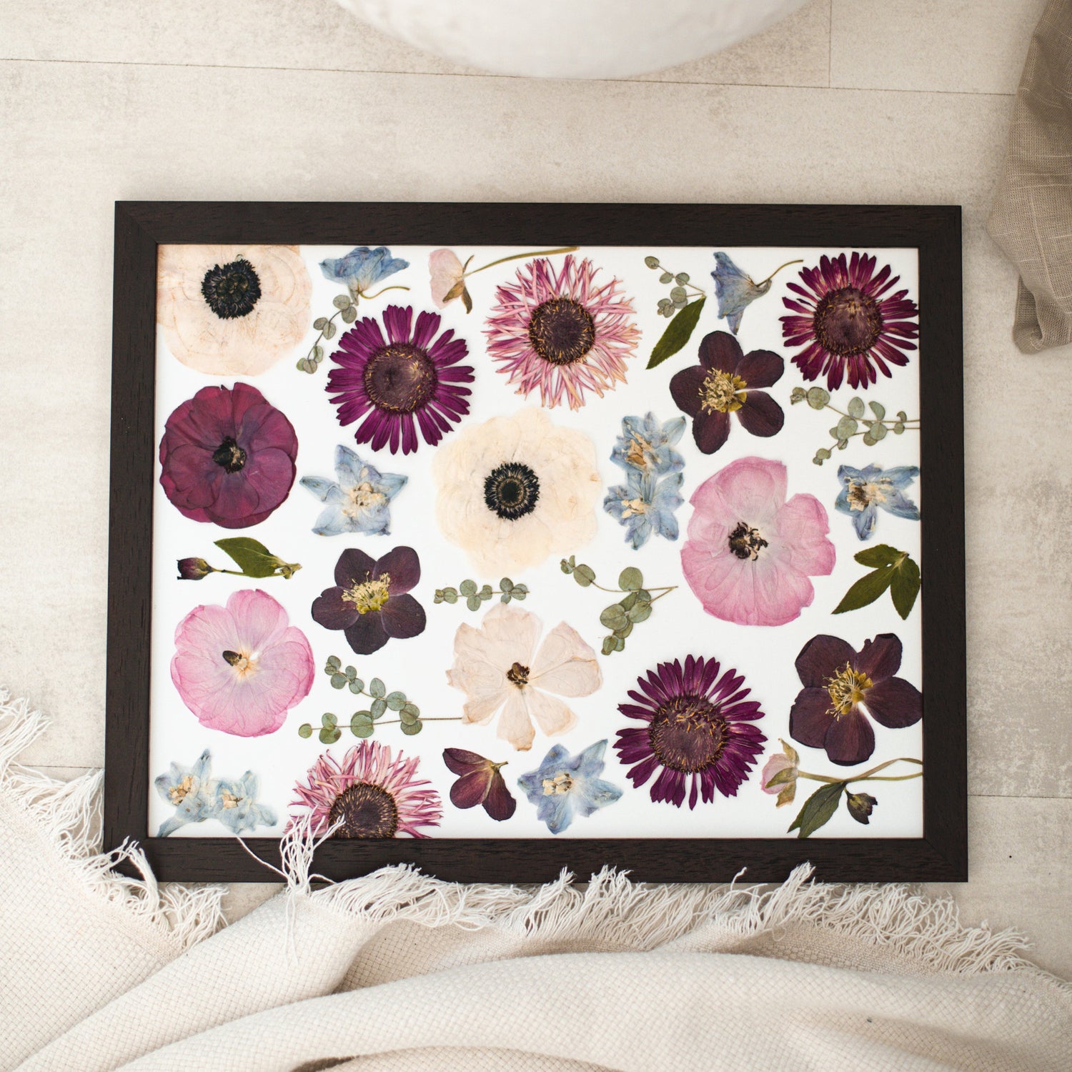 Esküvői virágok megőrzése harmonikus kompozícióban. Mező stílusban, fehér anemone, rózsaszín boglárka, lila gerbera